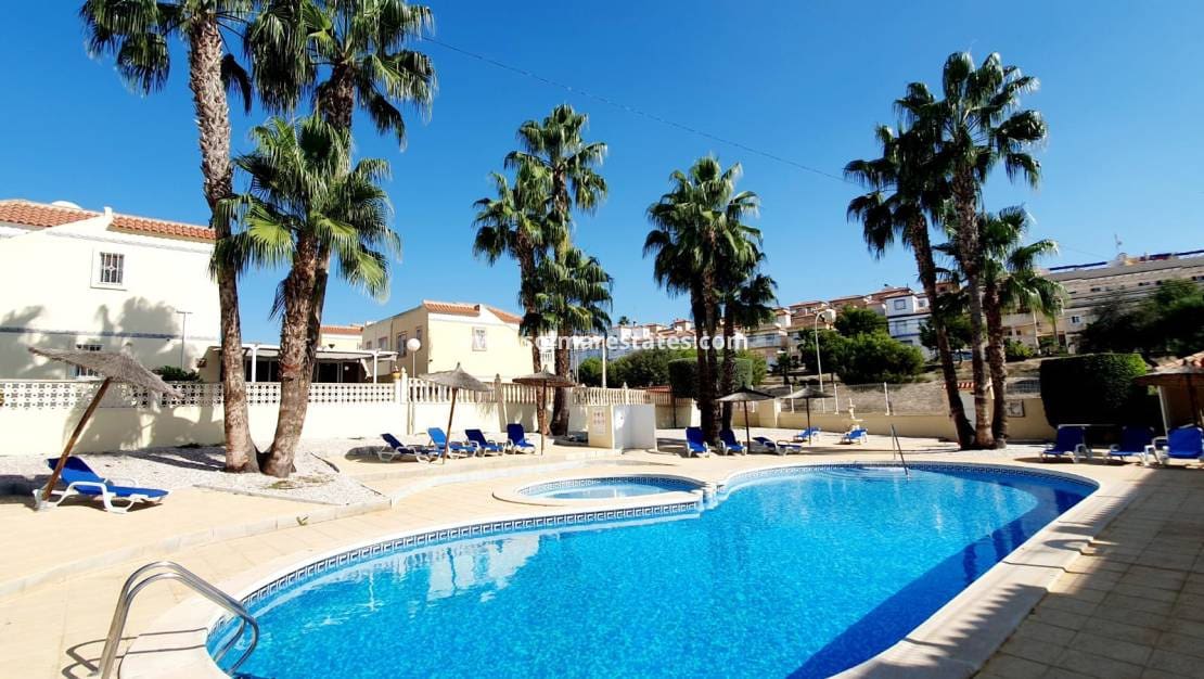 2 slaapkamer Halfvrijstaande villa te koop in Villamartin met zwembad - € 215.000 (Ref: 10062643)