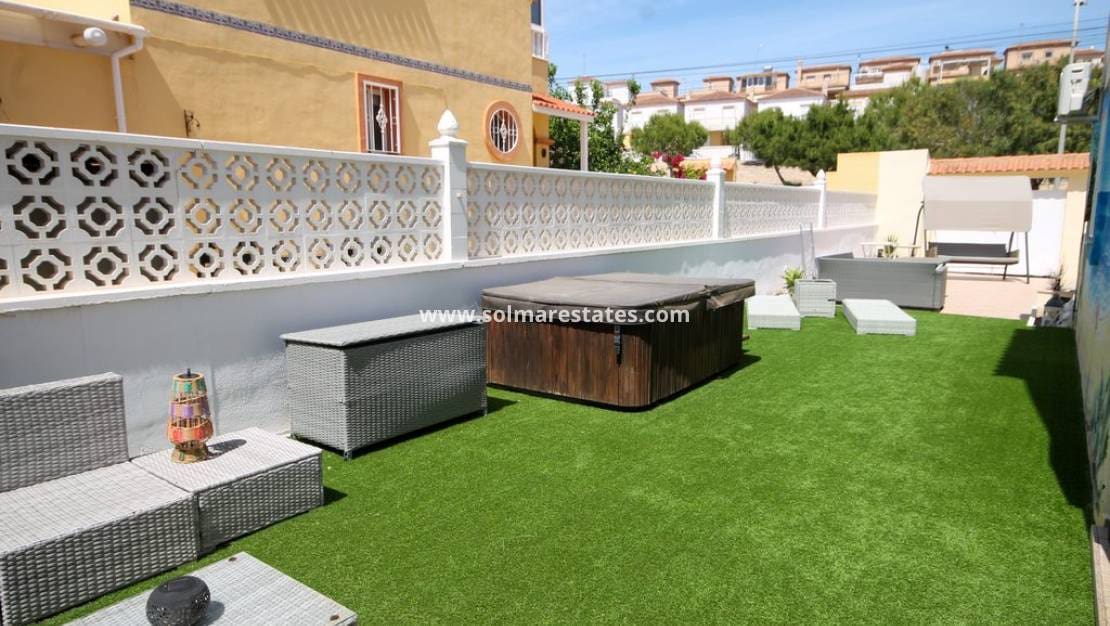 2 slaapkamer Halfvrijstaande villa te koop in Villamartin met zwembad - € 215.000 (Ref: 10062643)