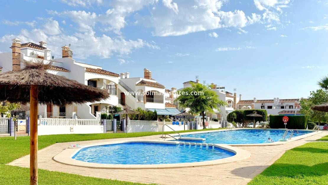 Apartamento de 2 habitaciones en Villamartin en venta con piscina - 209.900 € (Ref: 10062646)