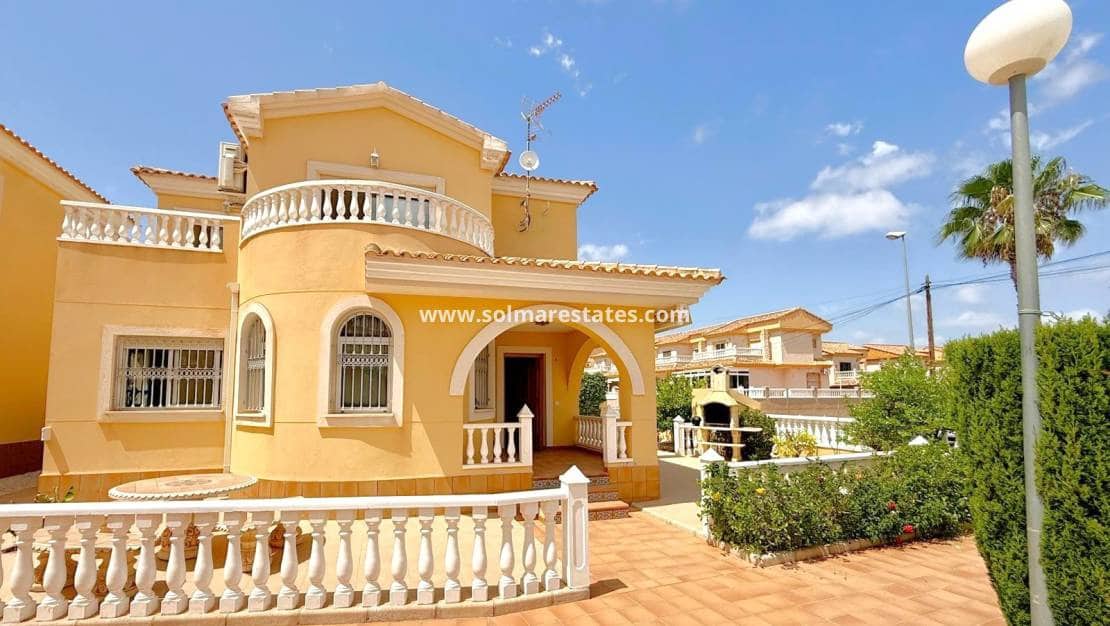 3 bedroom Villa for sale in Villamartin with pool - € 339,000 (Ref: 10062762)