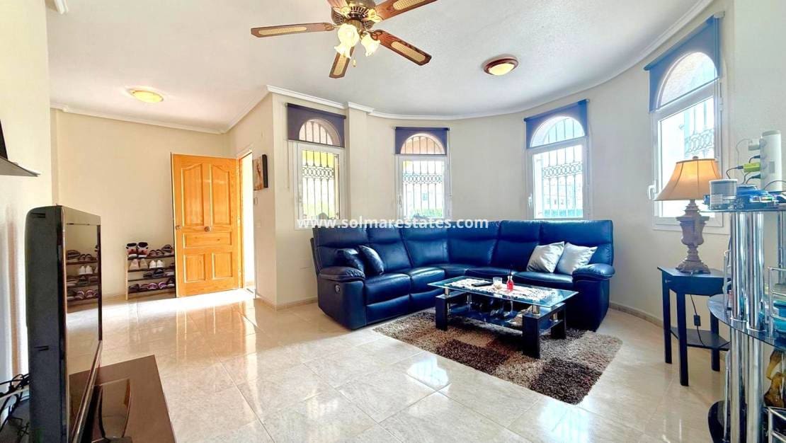 3 bedroom Villa for sale in Villamartin with pool - € 339,000 (Ref: 10062762)