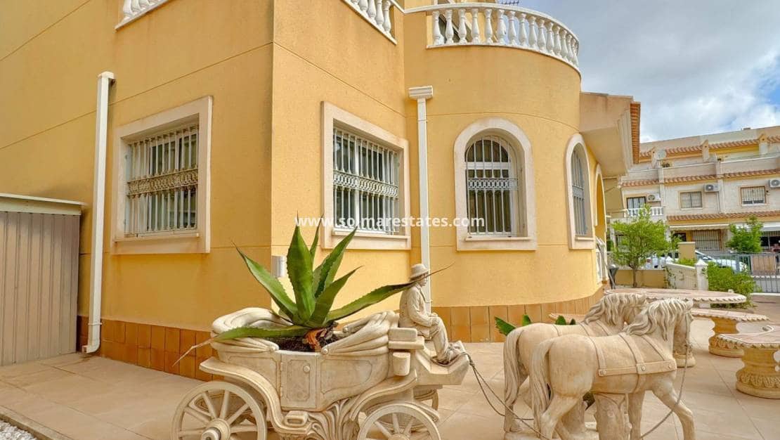 3 bedroom Villa for sale in Villamartin with pool - € 339,000 (Ref: 10062762)