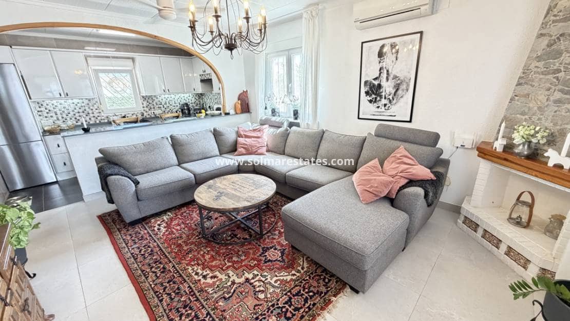 3 soverom Kjedet enebolig til salgs i San Luis med svømmebasseng - € 399 900 (Ref: 10070132)