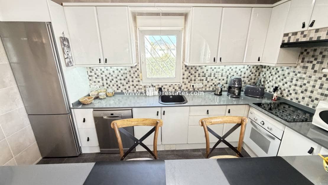 3 soverom Kjedet enebolig til salgs i San Luis med svømmebasseng - € 399 900 (Ref: 10070132)