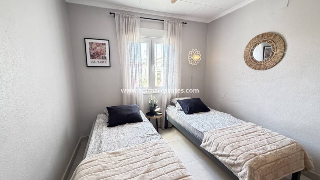 3 soverom Kjedet enebolig til salgs i San Luis med svømmebasseng - € 399 900 (Ref: 10070132)