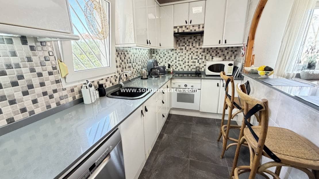 3 soverom Kjedet enebolig til salgs i San Luis med svømmebasseng - € 399 900 (Ref: 10070132)