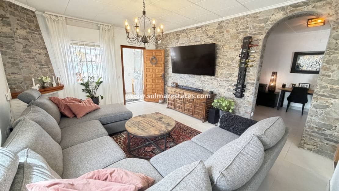 3 soverom Kjedet enebolig til salgs i San Luis med svømmebasseng - € 399 900 (Ref: 10070132)
