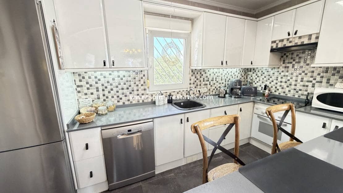 3 soverom Kjedet enebolig til salgs i San Luis med svømmebasseng - € 399 900 (Ref: 10070132)