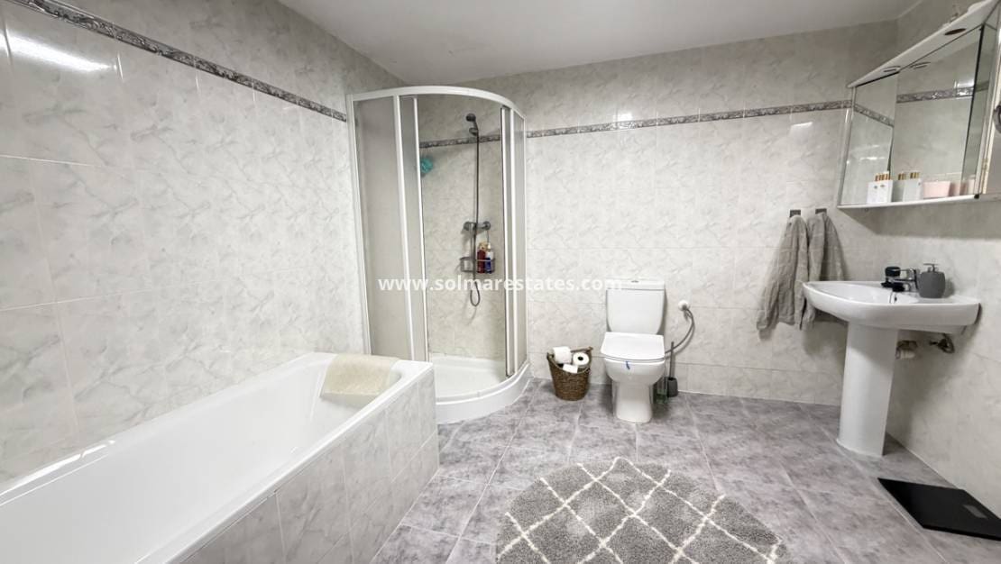 3 soverom Kjedet enebolig til salgs i San Luis med svømmebasseng - € 399 900 (Ref: 10070132)