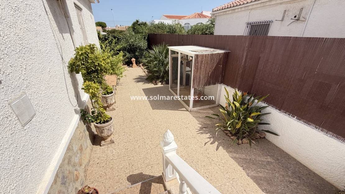 3 soverom Kjedet enebolig til salgs i San Luis med svømmebasseng - € 399 900 (Ref: 10070132)