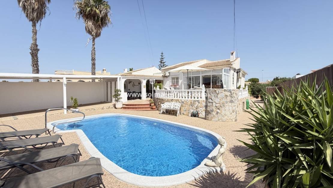 3 soverom Kjedet enebolig til salgs i San Luis med svømmebasseng - € 399 900 (Ref: 10070132)