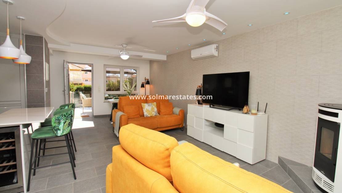 3 sypialnia Bungalow na sprzedaż w Villamartin z basenem - 275 000 € (Ref: 10070136)