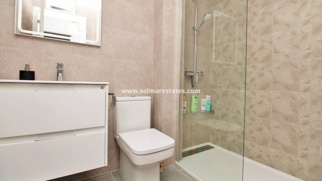 3 sypialnia Bungalow na sprzedaż w Villamartin z basenem - 275 000 € (Ref: 10070136)