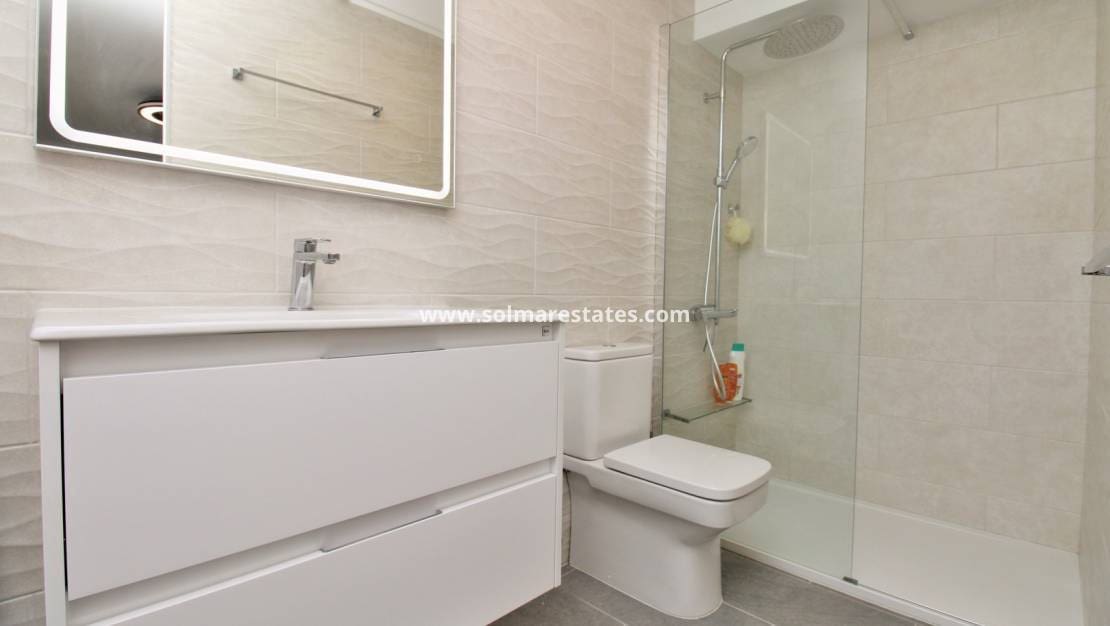 3 sypialnia Bungalow na sprzedaż w Villamartin z basenem - 275 000 € (Ref: 10070136)