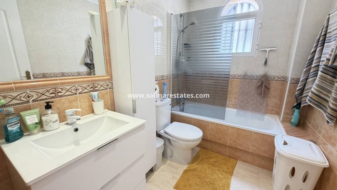 3 sovrum Semi-fristående Villa till salu i Villamartin med pool - 225 000 € (Ref: 10070140)