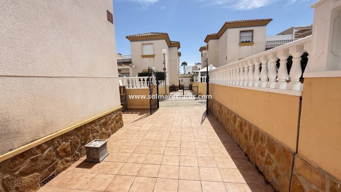 3 sovrum Semi-fristående Villa till salu i Villamartin med pool - 225 000 € (Ref: 10070140)