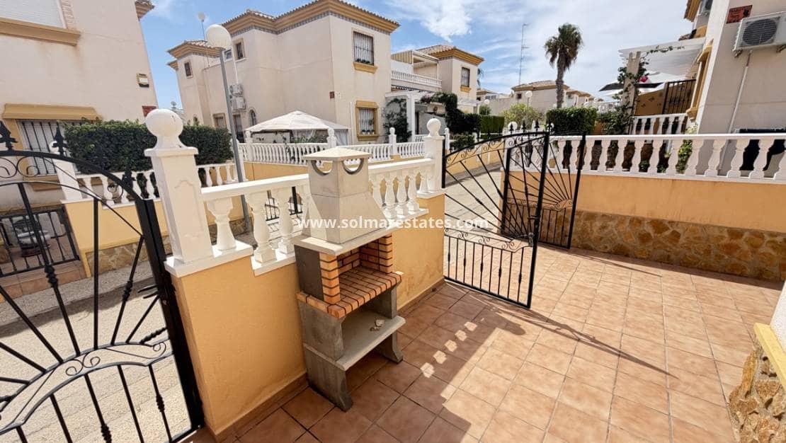 3 sovrum Semi-fristående Villa till salu i Villamartin med pool - 225 000 € (Ref: 10070140)