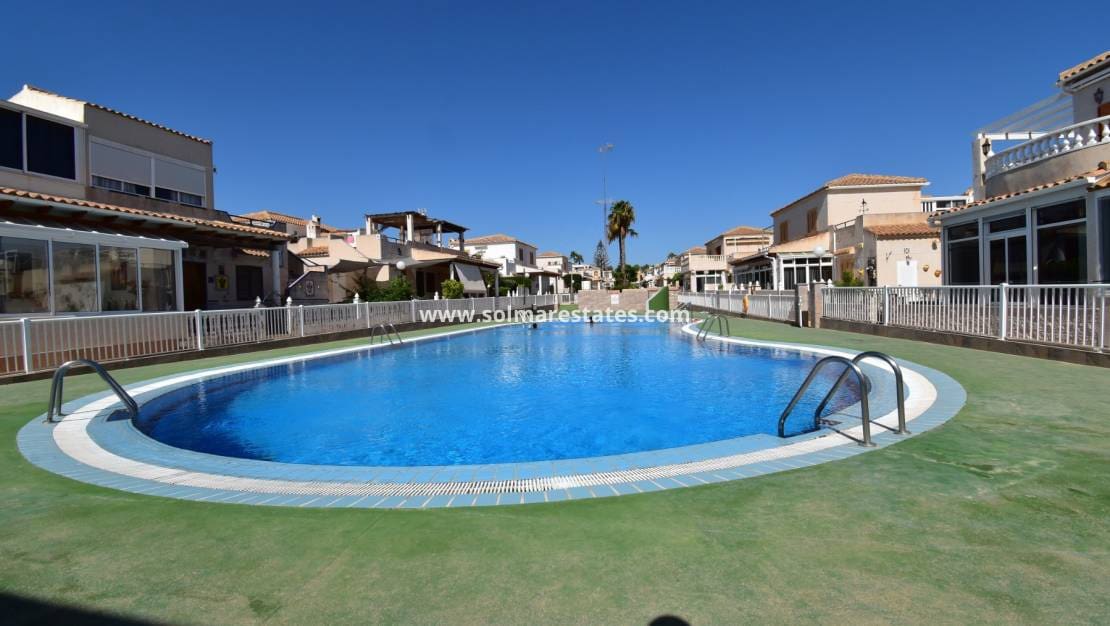 Pareado de 2 habitaciones en Playa Flamenca en venta con piscina - 180.000 € (Ref: 10073001)