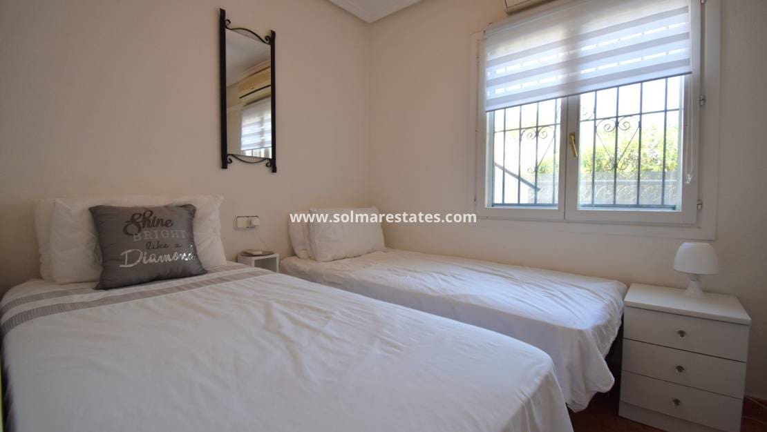 Pareado de 2 habitaciones en Playa Flamenca en venta con piscina - 180.000 € (Ref: 10073001)