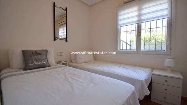 2 quarto Moradia Geminada para venda em Playa Flamenca, Orihuela com piscina - 180 000 € (Ref: 10073001)