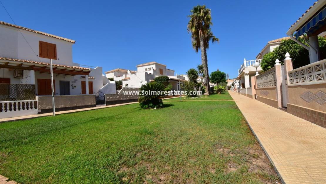 Pareado de 2 habitaciones en Playa Flamenca en venta con piscina - 180.000 € (Ref: 10073001)
