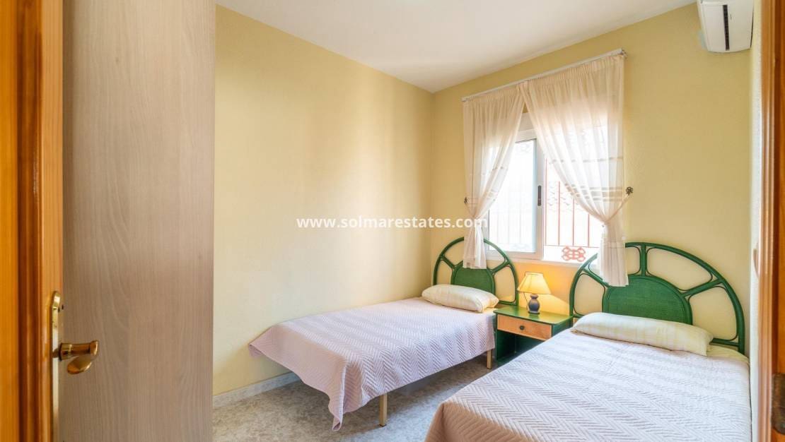 Casa de 3 habitaciones en Playa Flamenca en venta con piscina - 225.000 € (Ref: 10077245)