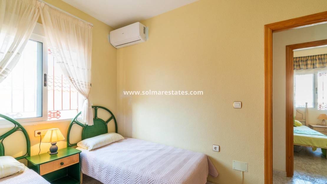 Casa de 3 habitaciones en Playa Flamenca en venta con piscina - 225.000 € (Ref: 10077245)