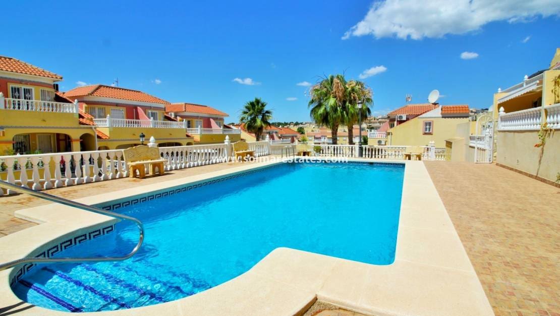2 soveværelse Byhus til salg i Villamartin med swimmingpool - € 159.900 (Ref: 10078950)