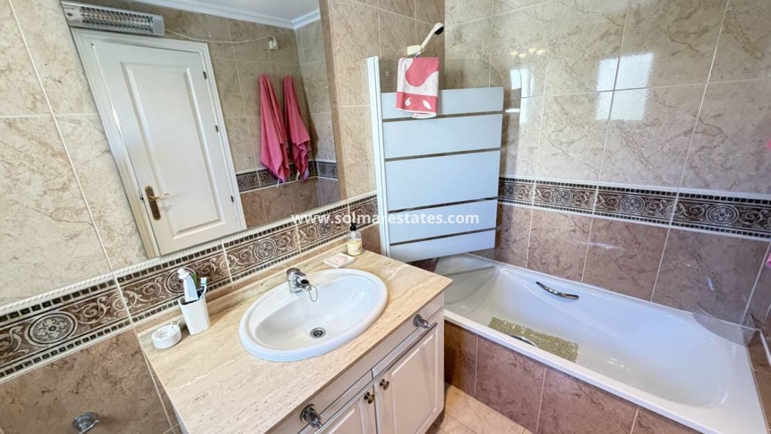 2 makuuhuone Omakotitalo myytävänä paikassa Campoamor mukana uima-altaan - 239 995 € (Ref: 10078951)