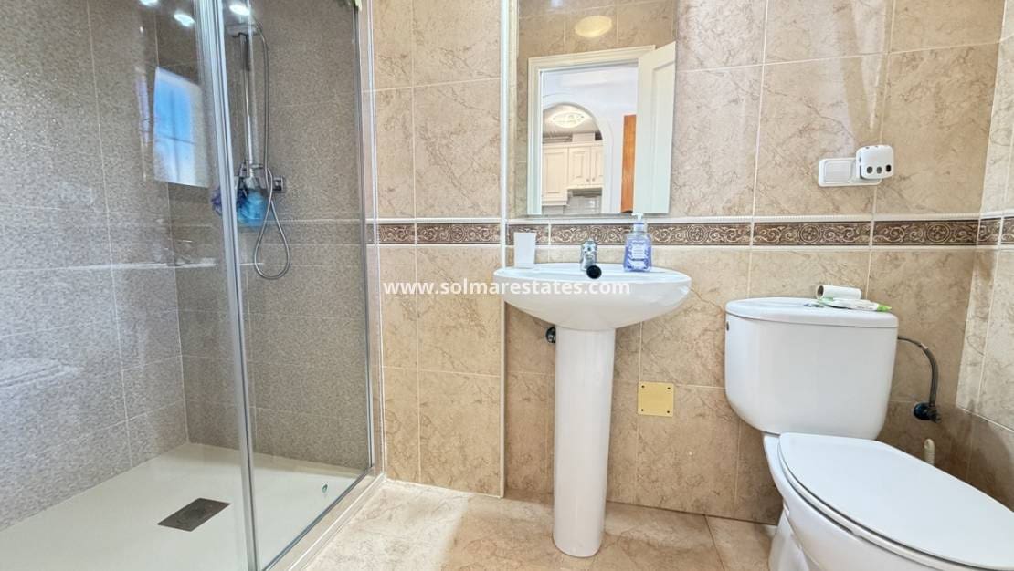 2 makuuhuone Omakotitalo myytävänä paikassa Campoamor mukana uima-altaan - 239 995 € (Ref: 10078951)