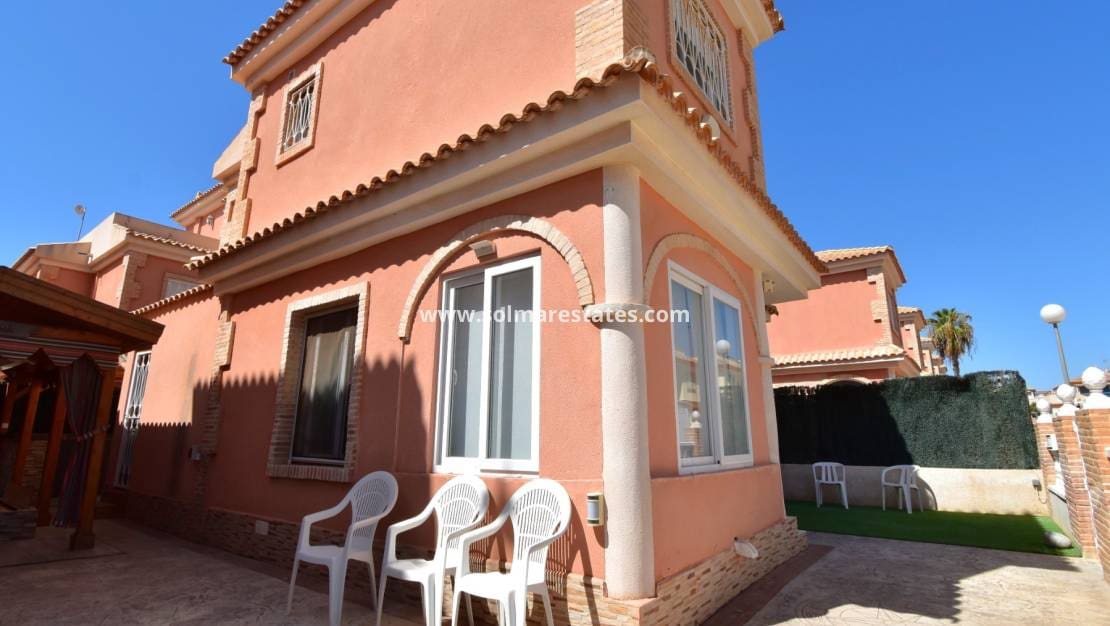 3 Zimmer Villa zu verkaufen in Playa Flamenca mit Pool - 429.000 € (Ref: 10078952)