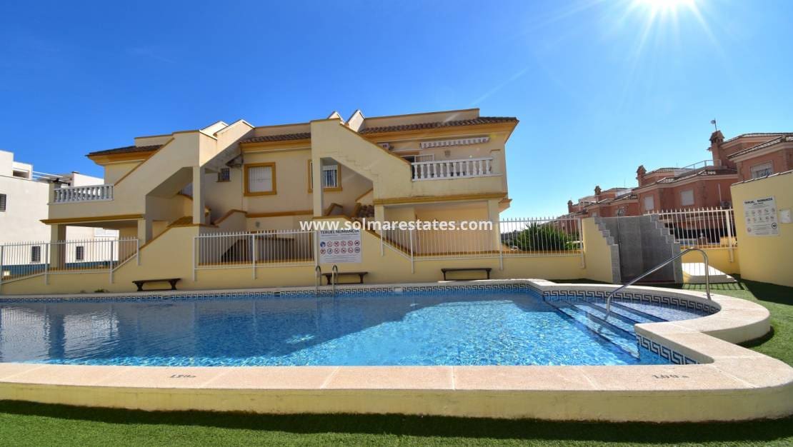 3 Zimmer Villa zu verkaufen in Playa Flamenca mit Pool - 429.000 € (Ref: 10078952)