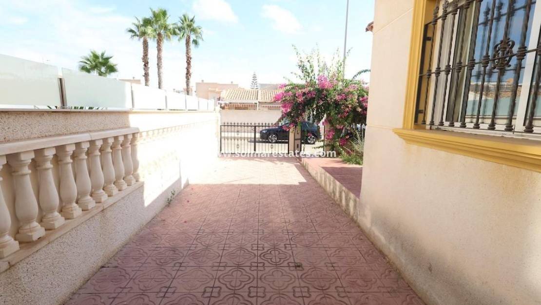 Pareado de 2 habitaciones en Playa Flamenca en venta con piscina - 240.000 € (Ref: 10078954)