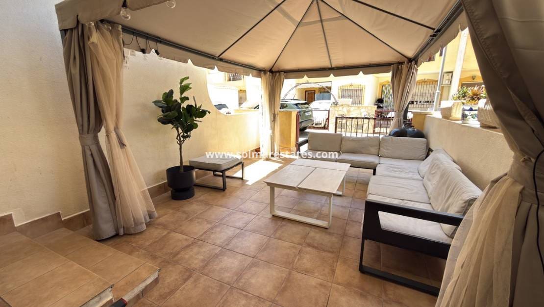 3 makuuhuone Omakotitalo myytävänä paikassa La Zenia mukana uima-altaan - 209 950 € (Ref: 10079939)