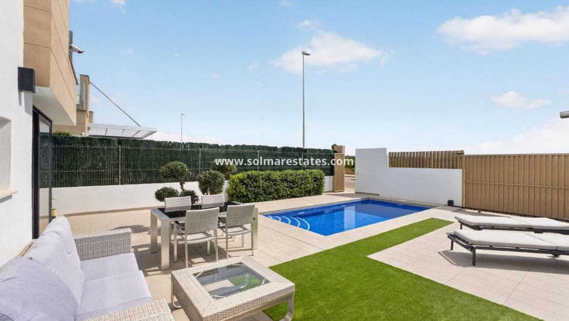 3 sovrum Villa till salu i El Raso med pool - 445 000 € (Ref: 10080202)