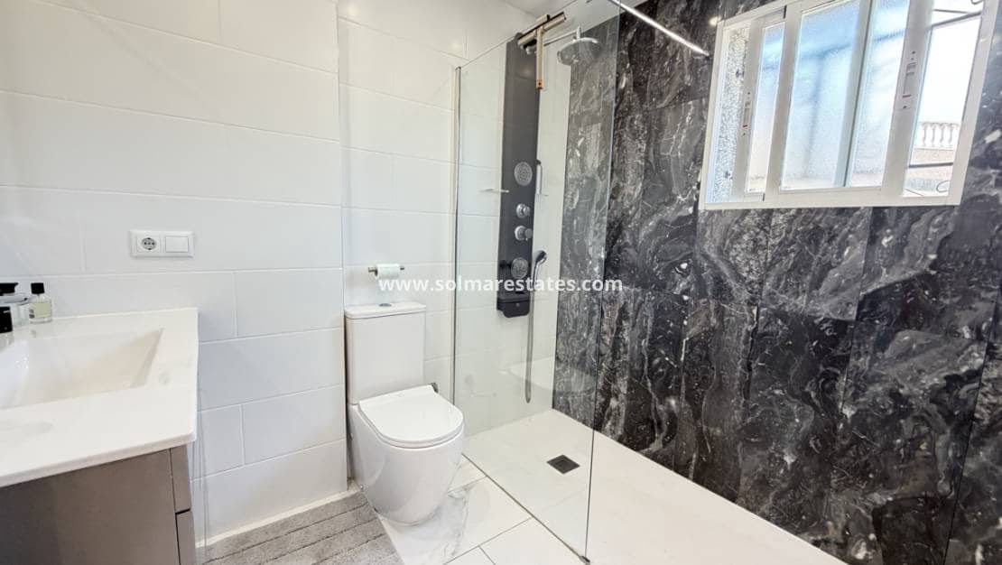 5 quarto Moradia para venda em Villamartin com piscina - 475 000 € (Ref: 10086726)
