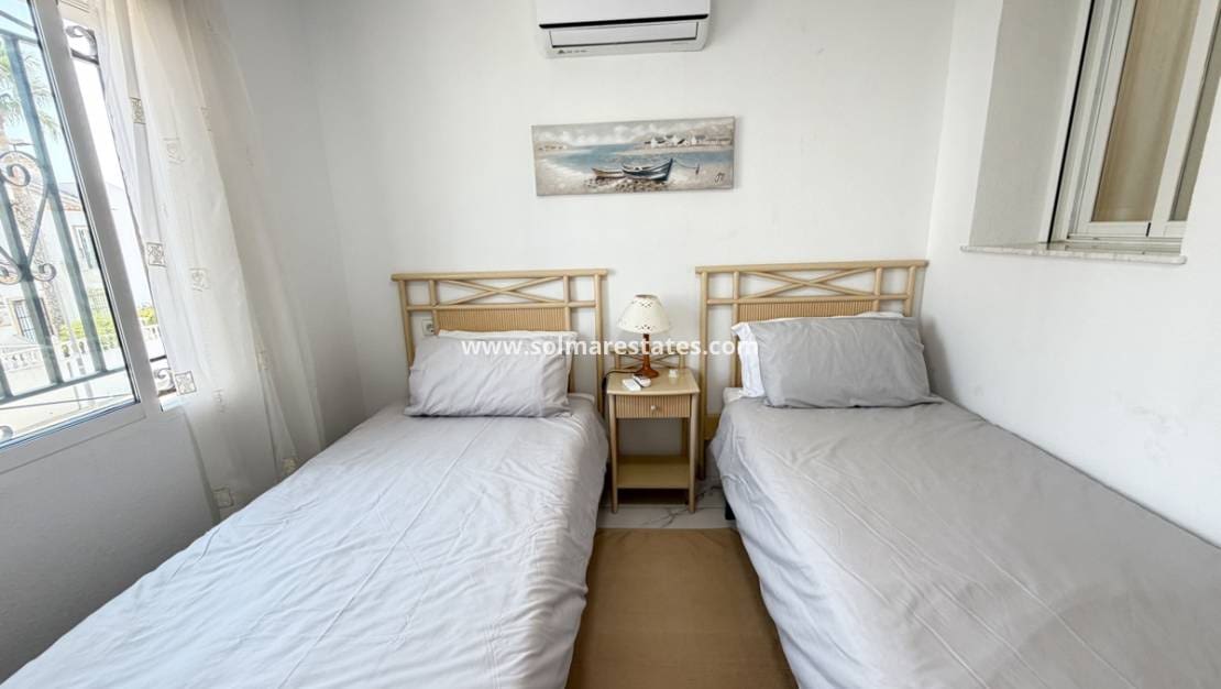 5 quarto Moradia para venda em Villamartin com piscina - 475 000 € (Ref: 10086726)