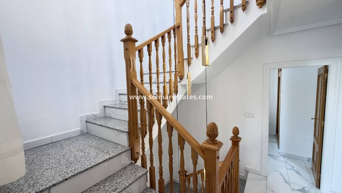 5 quarto Moradia para venda em Villamartin com piscina - 475 000 € (Ref: 10086726)