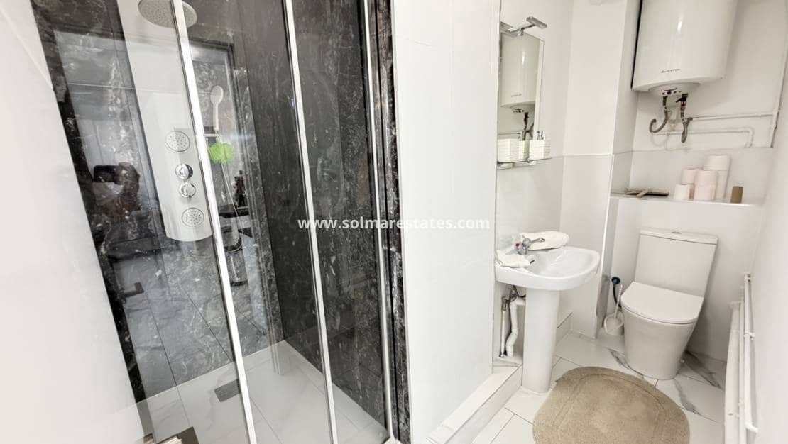 5 quarto Moradia para venda em Villamartin com piscina - 475 000 € (Ref: 10086726)