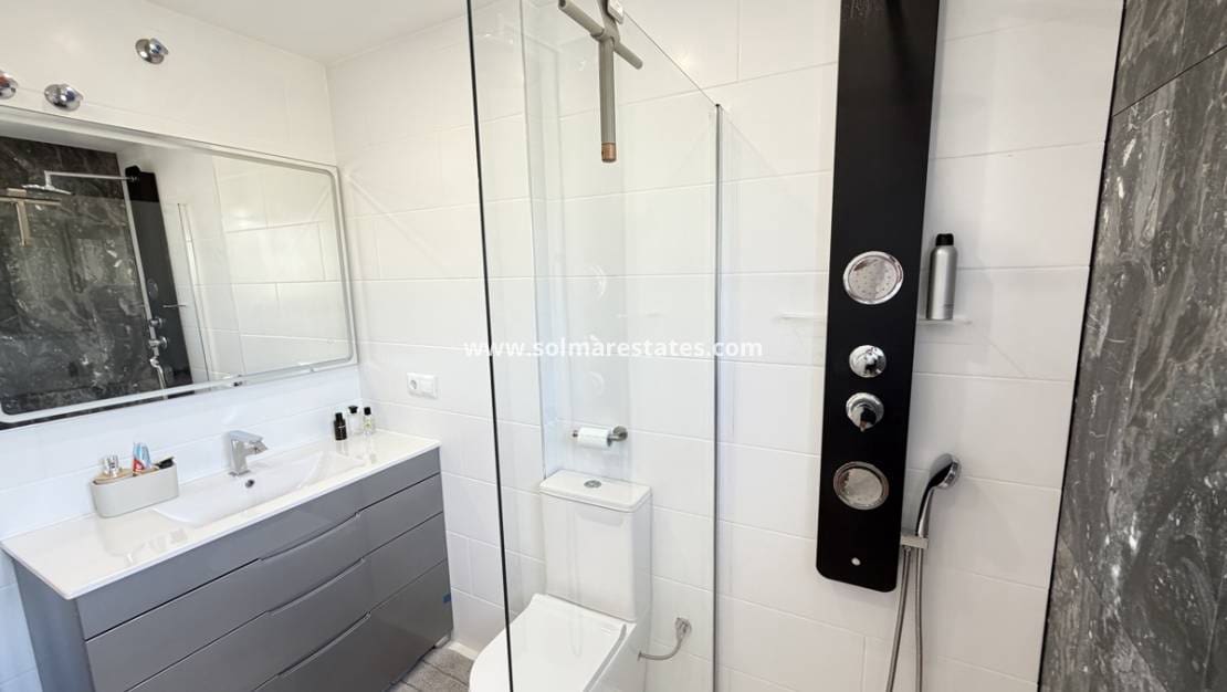 5 quarto Moradia para venda em Villamartin com piscina - 475 000 € (Ref: 10086726)