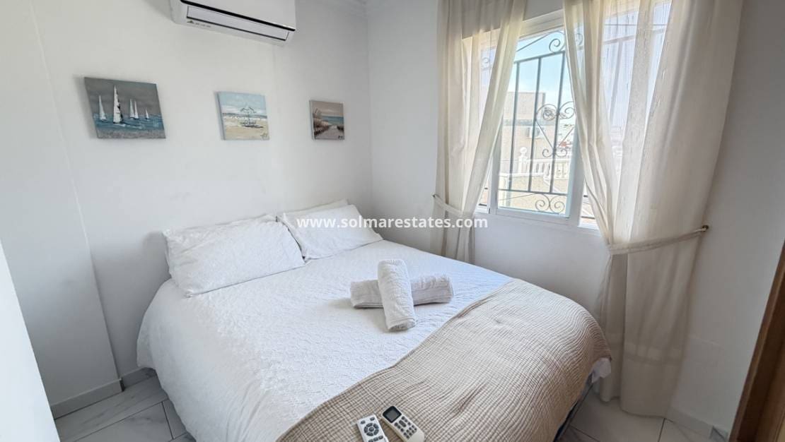 5 quarto Moradia para venda em Villamartin com piscina - 475 000 € (Ref: 10086726)
