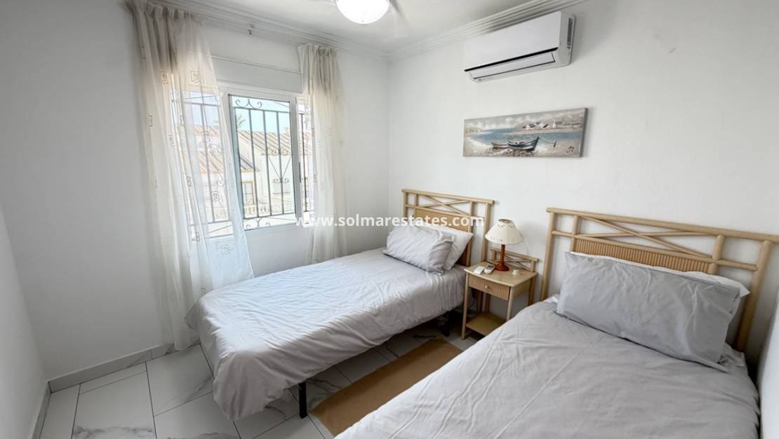 5 quarto Moradia para venda em Villamartin com piscina - 475 000 € (Ref: 10086726)