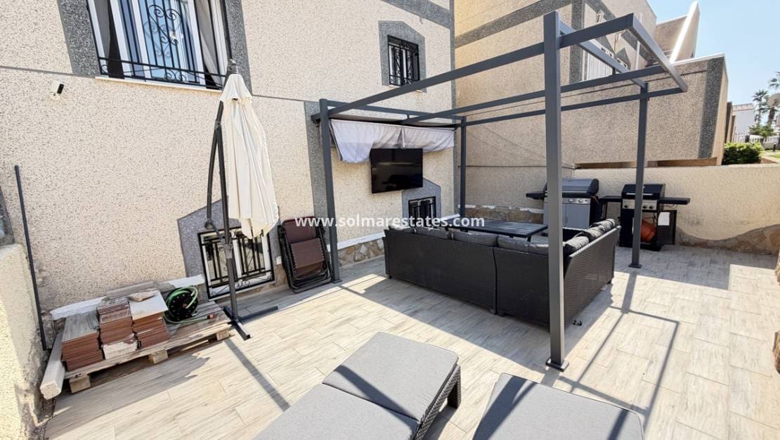 5 quarto Moradia para venda em Villamartin com piscina - 475 000 € (Ref: 10086726)