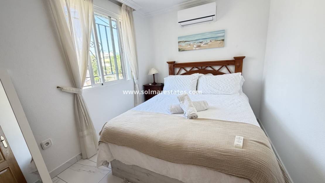 5 quarto Moradia para venda em Villamartin com piscina - 475 000 € (Ref: 10086726)