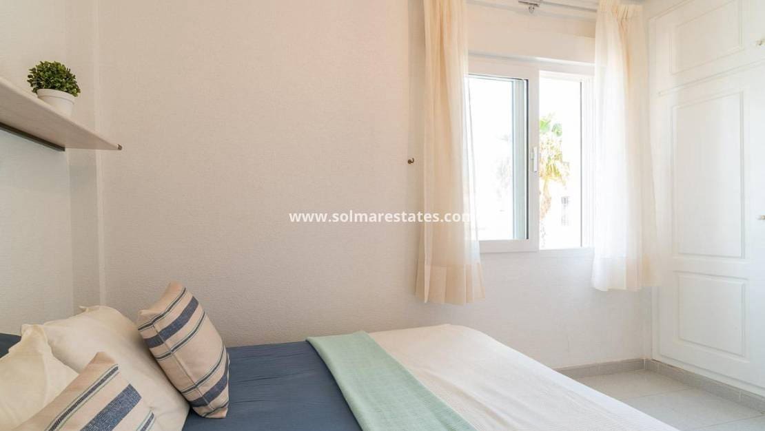 2 makuuhuone Huoneisto myytävänä paikassa Playa Flamenca mukana uima-altaan - 239 000 € (Ref: 10095464)