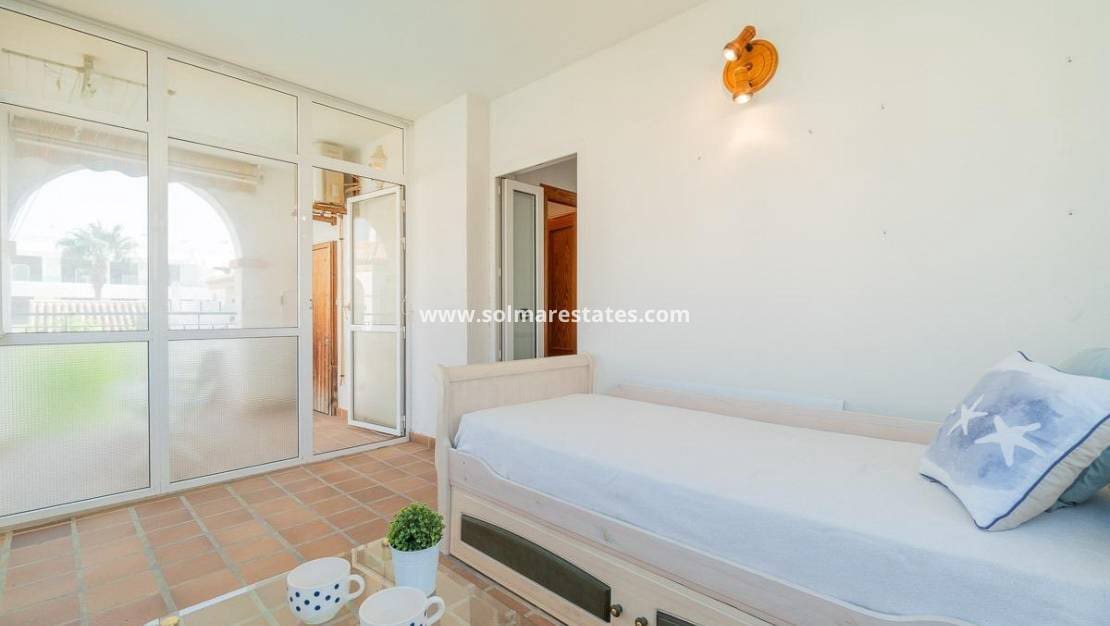 2 makuuhuone Huoneisto myytävänä paikassa Playa Flamenca mukana uima-altaan - 239 000 € (Ref: 10095464)