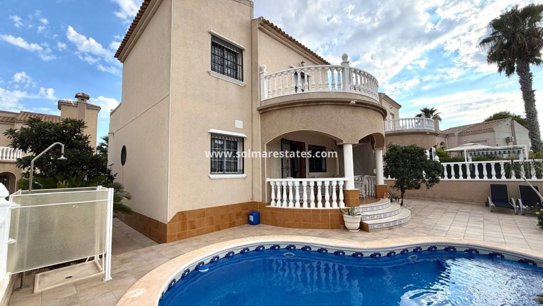3 quarto Moradia para venda em Villamartin com piscina - 369 000 € (Ref: 10104285)