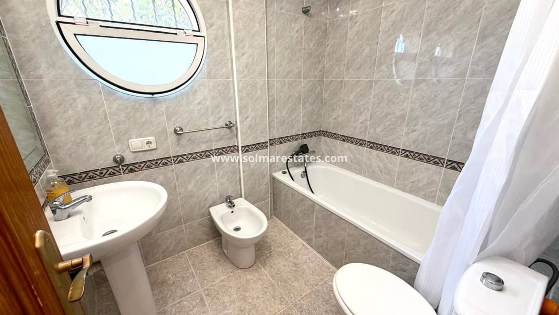 3 quarto Moradia para venda em Villamartin com piscina - 369 000 € (Ref: 10104285)