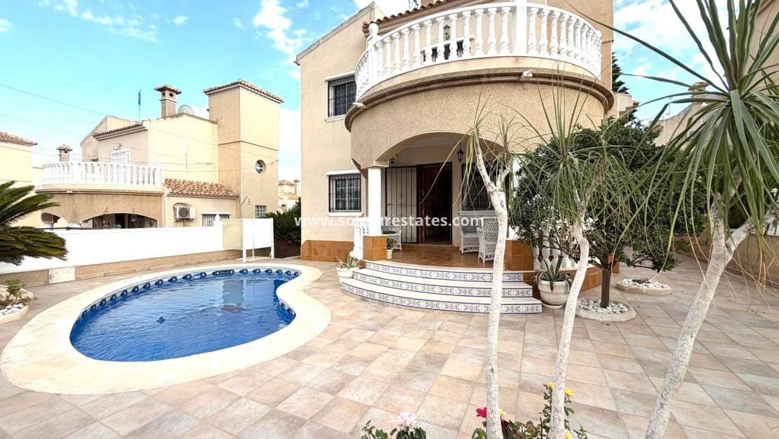 3 quarto Moradia para venda em Villamartin com piscina - 369 000 € (Ref: 10104285)
