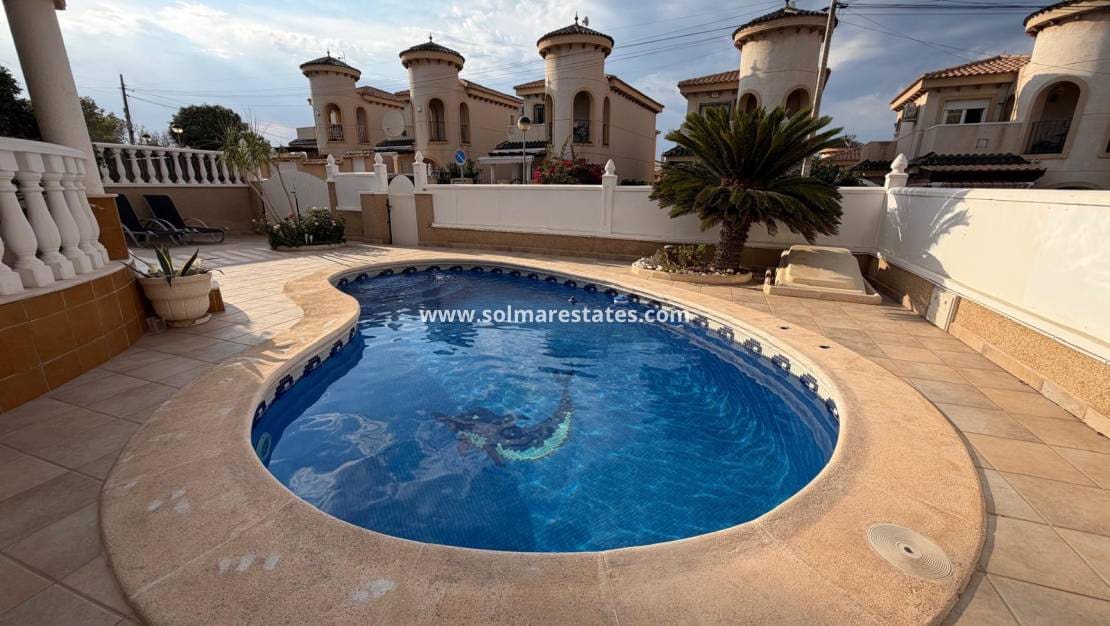 3 quarto Moradia para venda em Villamartin com piscina - 369 000 € (Ref: 10104285)